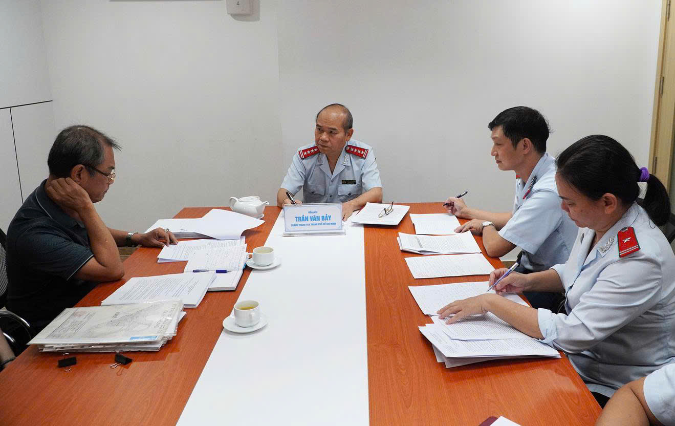 Chánh Thanh tra TP Hồ Chí Minh Trần Văn Bảy và Phó Chánh Thanh tra TP Đinh Thị Thu đã chủ trì tiếp các công dân có khiếu nại, tố cáo